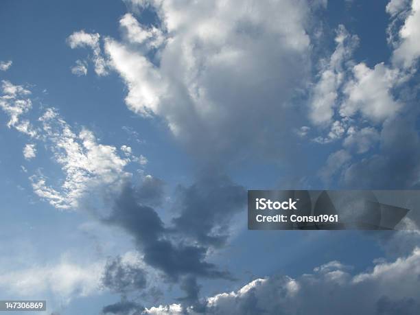 Nubes Foto de stock y más banco de imágenes de Azul - Azul, Blanco - Color, Cielo