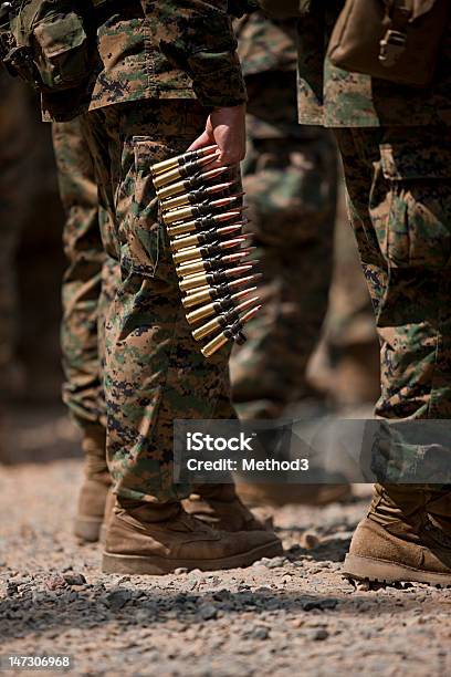Usa Marine Mit Tracer Maschinengewehr Runden Warten Auf Aufträge Stockfoto und mehr Bilder von Bandelier