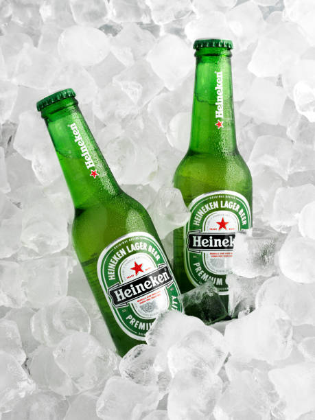 เบียร์ไฮเนเก้นบนน้ําแข็ง ภาพสต็อก - ดาวน์โหลดรูปภาพตอนนี้ - เบียร์ -  เครื่องดื่มแอลกอฮอล์, อุณหภูมิเย็น, การถ่ายภาพ - ภาพ - Istock