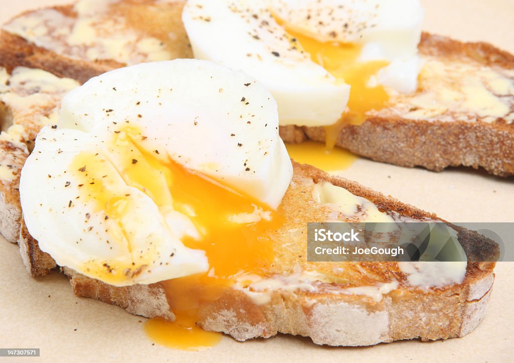 Escalfado huevos sobre tostadas - Foto de stock de Abierto libre de derechos
