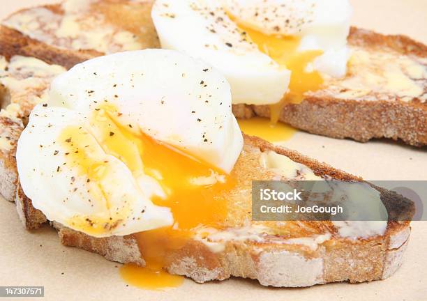 Escalfado Huevos Sobre Tostadas Foto de stock y más banco de imágenes de Abierto - Abierto, Alimento, Alimentos cocinados