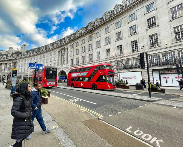 有名なリージェントストリートの人々と赤いロンドンのバス - famous place london england built structure business ストックフォトと画像