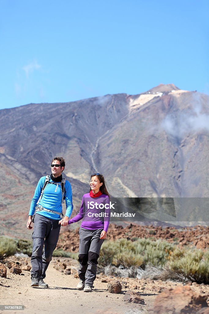 Casal caminhadas ao ar livre - Royalty-free Estilo de Vida Foto de stock