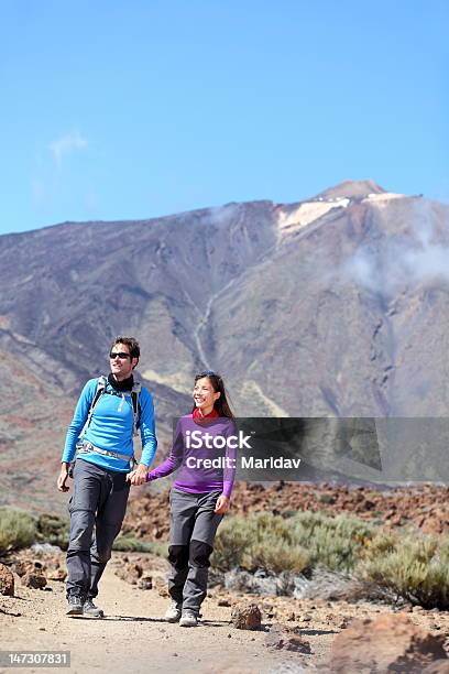 Casal Caminhadas Ao Ar Livre - Fotografias de stock e mais imagens de Estilo de Vida - Estilo de Vida, 20-24 Anos, 20-29 Anos