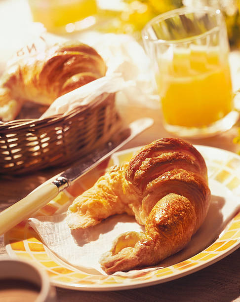 Desayuno con zumo de naranja con croissant y potentes DOF - foto de stock