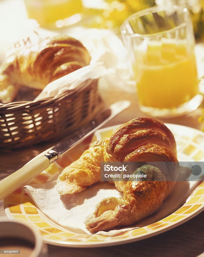 朝食にクロワッサンやオレンジジュース、力強い DOF - ホテルのロイヤリティフリーストックフォト