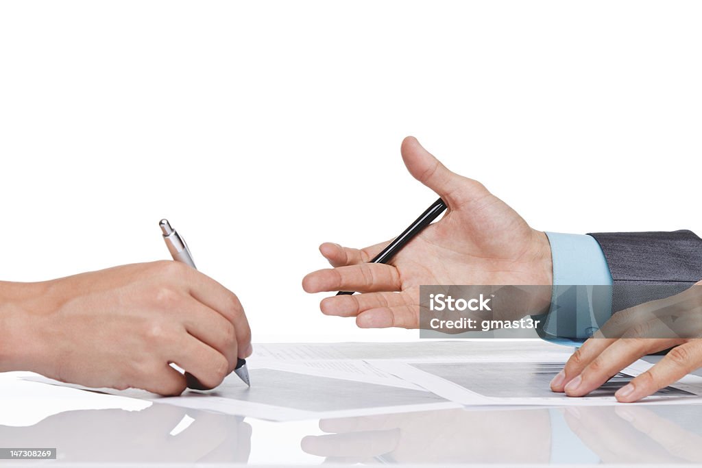 Hommes d'affaires les mains signe le contrat - Photo de Accord - Concepts libre de droits