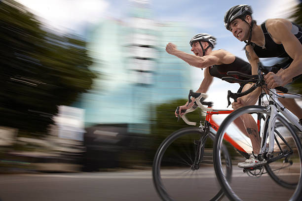 immagine mossa gara ciclistica finalista alla fine - sporting position vitality blurred motion strength foto e immagini stock