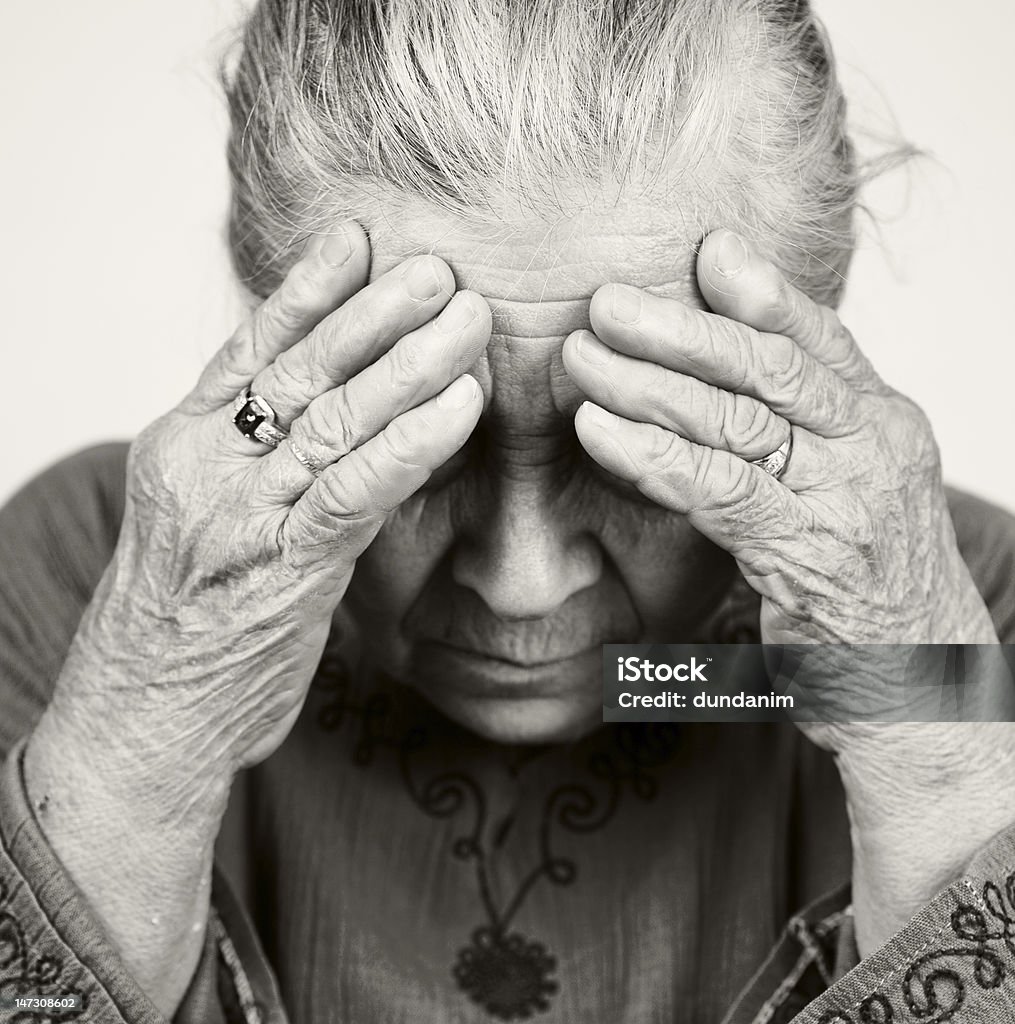 Печальный Старый Старший женщина с проблемы со здоровьем - Стоковые фото Пожилые женщины роялти-фри