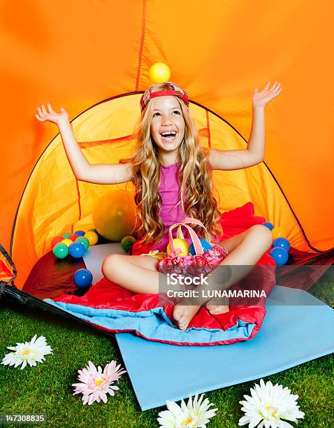 Foto de Crianças Menina Brincando Com Bolas De Tenda No Camping e mais fotos de stock de Bola