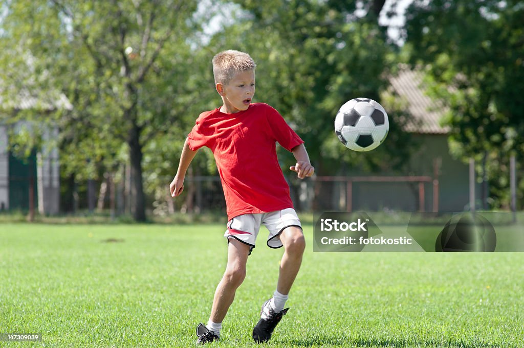 Enfants jouant au football - Photo de Enfant libre de droits