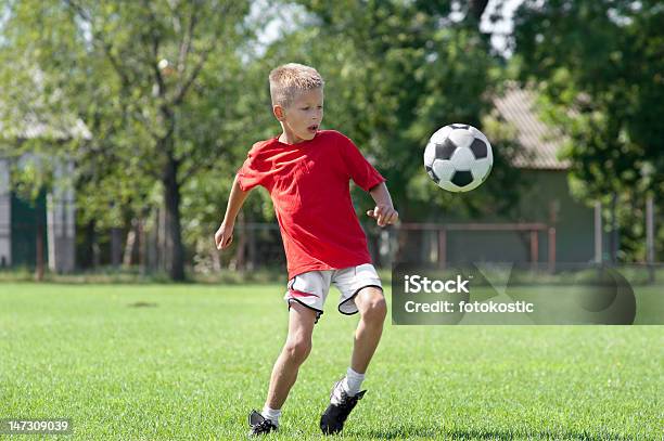 Photo libre de droit de Enfants Jouant Au Football banque d'images et plus d'images libres de droit de Enfant - Enfant, Football, Rouge