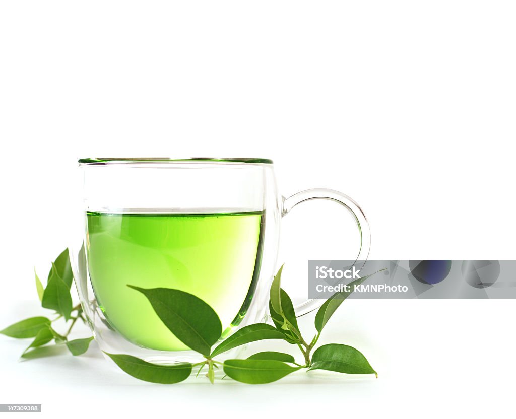 Tazza di tè verde su sfondo bianco - Foto stock royalty-free di Bibita