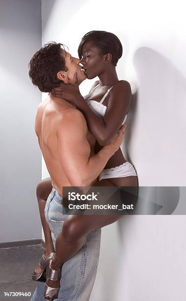 Pareja Joven Desnudo Hombre Y Mujer En El Amor Foto de stock y más banco de imágenes de Africano-americano - Africano-americano, Afrodescendiente, Color negro