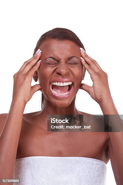 Młoda Atrakcyjna Kobieta Cierpi Na Ból Głowy - zdjęcia stockowe i więcej obrazów 20-29 lat - 20-29 lat, 25-29 lat, Afroamerykanin