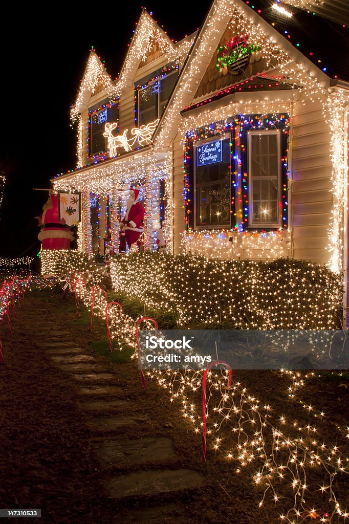Haus Mit Weihnachtsbeleuchtung Vertikal Stockfoto und mehr Bilder von