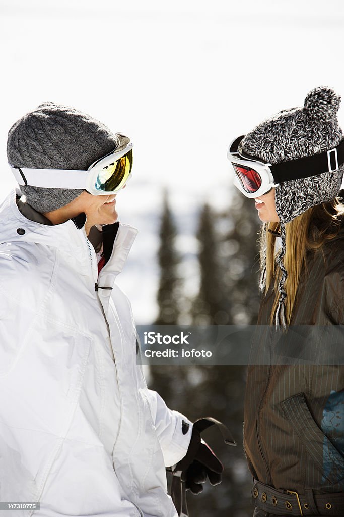 2 つの笑顔のスキーヤーに - 20代のロイヤリティフリーストックフォト