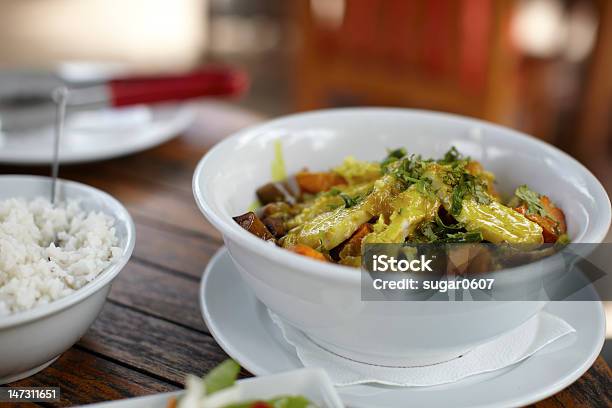 Pollo Al Curry Con Plato De Calabaza Foto de stock y más banco de imágenes de Adulación - Adulación, Alimento, Arroz - Comida básica