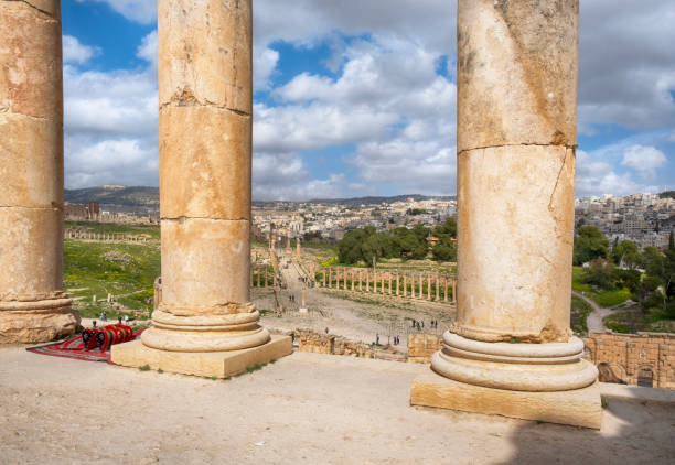antike stadt jerash (gerasa) durch die säulen des tempels der artemis, jordanien - artemis tempel gerasa stock-fotos und bilder