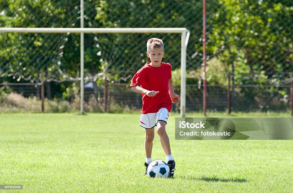 Criança jogando futebol - Foto de stock de 8-9 Anos royalty-free