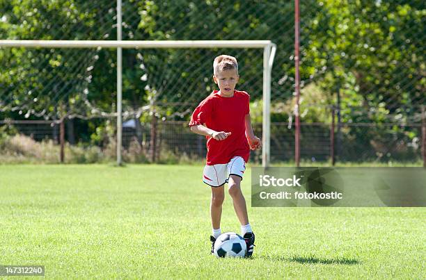 Foto de Criança Jogando Futebol e mais fotos de stock de 8-9 Anos - 8-9 Anos, Atividade, Bola