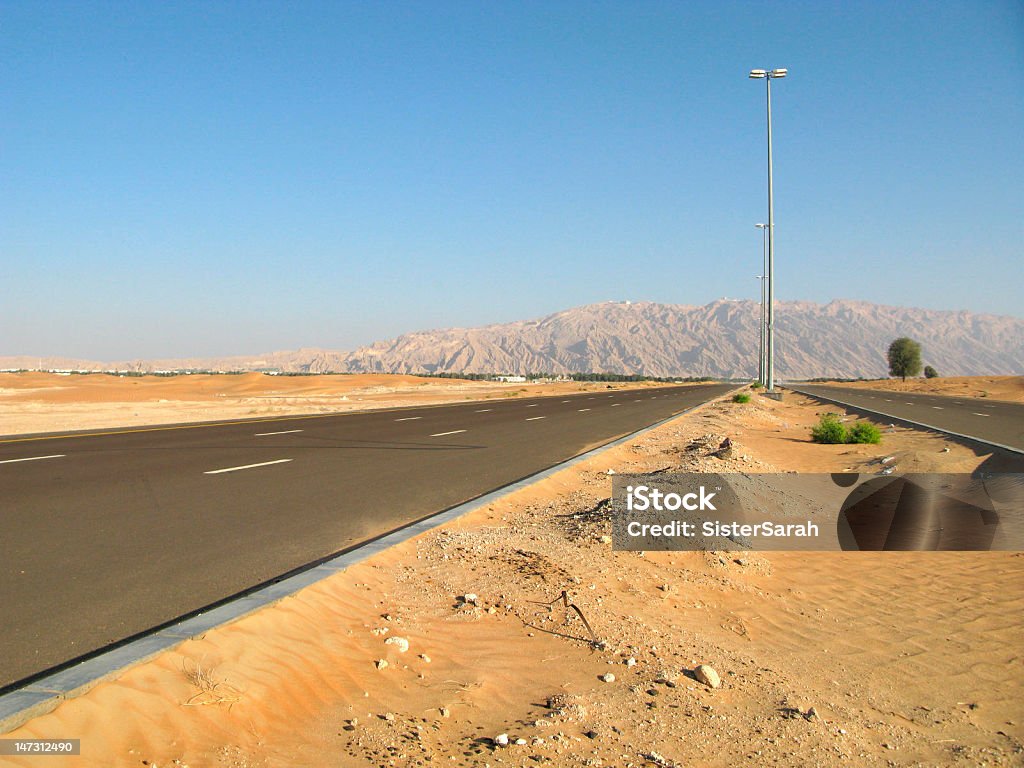 Strada del deserto - Foto stock royalty-free di Abu Dhabi
