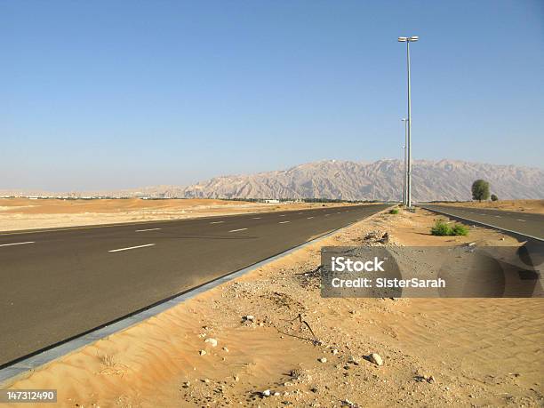 Strada Del Deserto - Fotografie stock e altre immagini di Abu Dhabi - Abu Dhabi, Al Ain, Ambientazione esterna