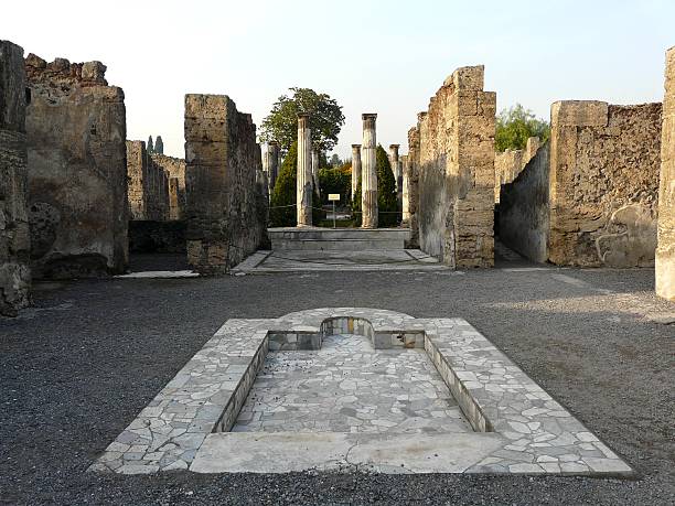 Courtyard of a ruined villa at Pompeii, Italy Courtyard of a ruined villa at the ancient Roman city of Pompeii, which was destroyed and buried by ash during the eruption of Mount Vesuvius in 79 AD fountain courtyard villa italian culture stock pictures, royalty-free photos & images