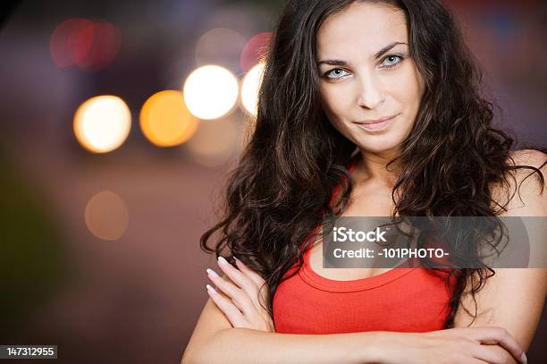 Ritratto Di Bella Giovane Donna - Fotografie stock e altre immagini di Impressionante - Impressionante, Modella, Notte