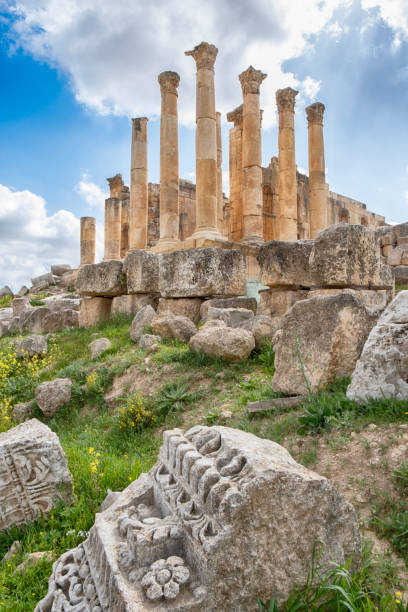 ruinen des tempels der artemis in der antiken stadt jerash (gerasa), jordanien - artemis tempel gerasa stock-fotos und bilder