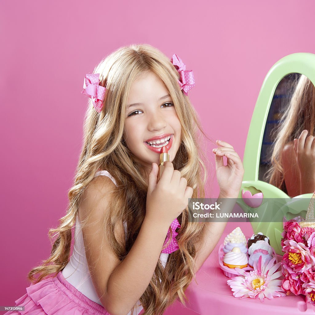 Moda bambini Bambola piccola vanità di ragazza rossetto trucco rosa - Foto stock royalty-free di Bambine femmine