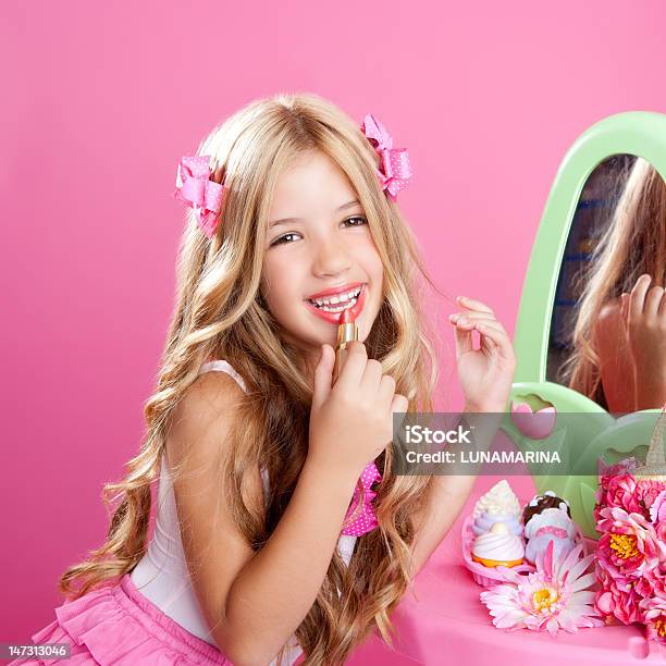 Moda Bambini Bambola Piccola Vanità Di Ragazza Rossetto Trucco Rosa - Fotografie stock e altre immagini di Bambine femmine