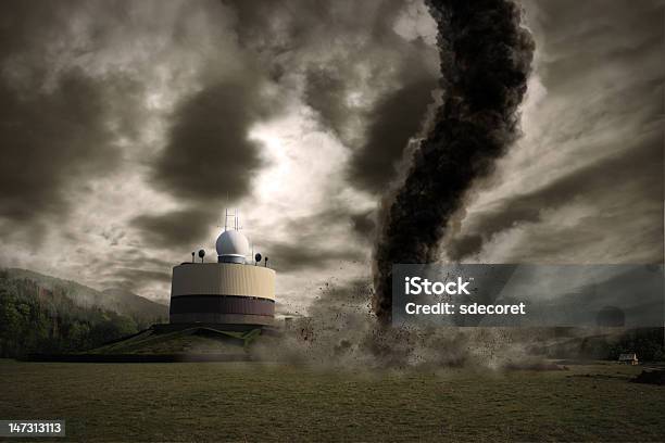 Photo libre de droit de Grand Station Meteo Sur Une Tornade banque d'images et plus d'images libres de droit de Accident et désastre - Accident et désastre, Centre météorologique, Horizontal