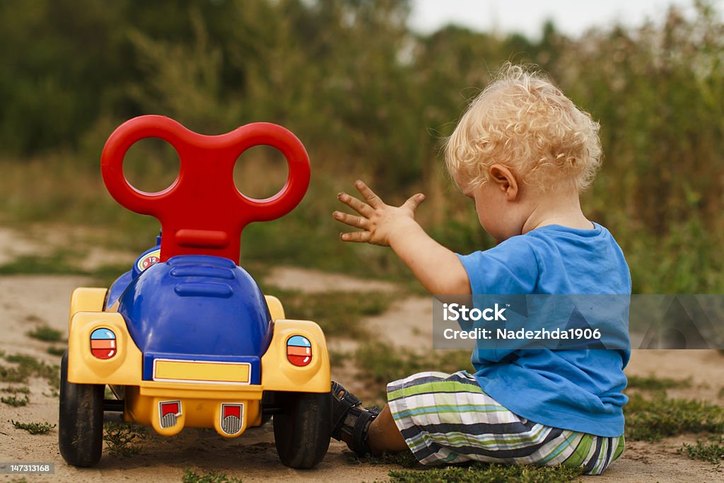 Bebé coche roto - Foto de stock de 12-17 meses libre de derechos