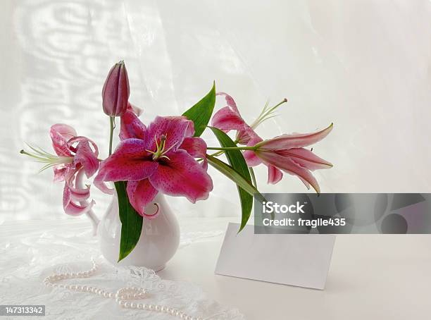 ブーケのリリーホワイトの花瓶カード - カーテンのストックフォトや画像を多数ご用意 - カーテン, スタジオ撮影, テーブル