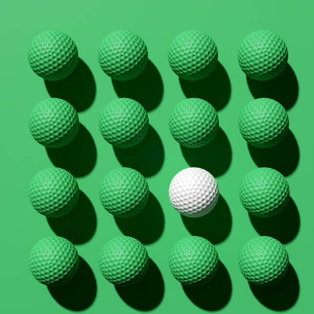 biała piłka golfowa wyróżniająca się z tłumu wśród zielonych piłek golfowych. piłki golfowe z rzędu. - golf abstract ball sport zdjęcia i obrazy z banku zdjęć