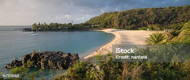 Spiaggia Di Waimea - Fotografie stock e altre immagini di Ambientazione esterna - Ambientazione esterna, Barca a vela, Clima tropicale