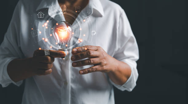Female holding lightbulb showing graduation hat, Internet education course degree, study knowledge to creative thinking idea and solving solution. E-learning graduate certificate program concept. mujer sosteniendo una bombilla que muestra el sombrero de graduación, el título del curso de educación en internet, el conocimiento del estudio para la idea de pensamiento creativo y la solución de resolución. concepto de programa de certificado de po