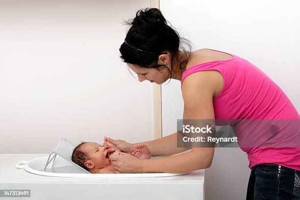 구슬눈꼬리 네이선거리의 아기 목욕하기에 대한 스톡 사진 및 기타 이미지 - 목욕하기, 미숙아, 0-11 개월
