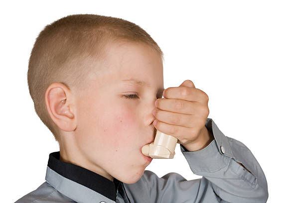 el niño con un inhalador - child human nose allergy spraying fotografías e imágenes de stock