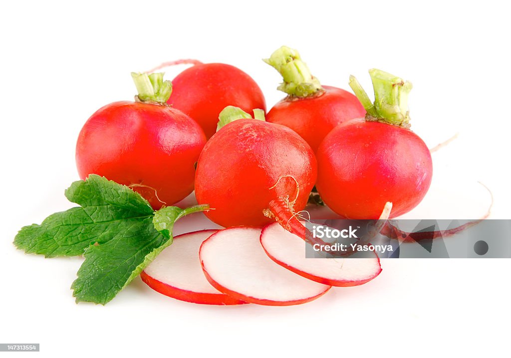 Rojo rábano vegetales frescos con hojas verdes - Foto de stock de Rábano libre de derechos