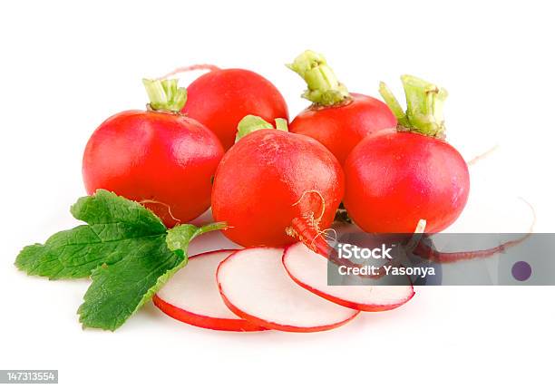 Rojo Rábano Vegetales Frescos Con Hojas Verdes Foto de stock y más banco de imágenes de Rábano - Rábano, Alimento, Blanco - Color