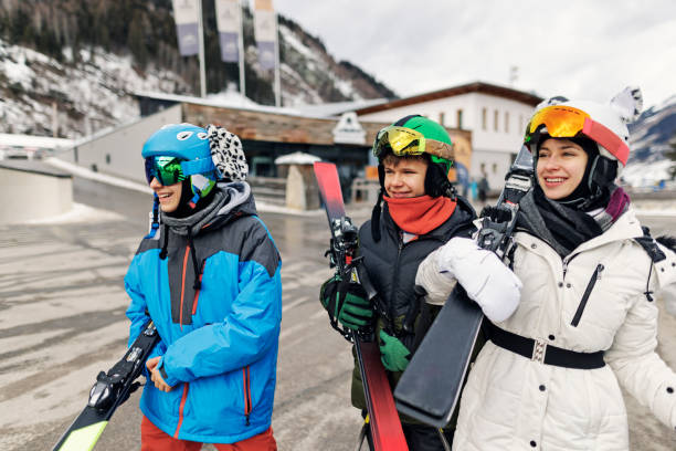 adolescentes regresan al coche después de esquiar en los alpes europeos - apres ski friendship skiing enjoyment fotografías e imágenes de stock