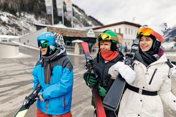 nastolatki wracające do samochodu po jeździe na nartach w europejskich alpach - apres ski friendship skiing enjoyment zdjęcia i obrazy z banku zdjęć
