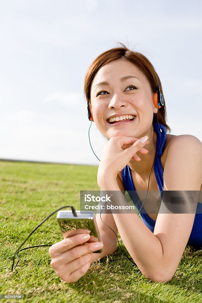 Милый Японская женщина, слушая музыку - Стоковые фото 20-24 года роялти-фри