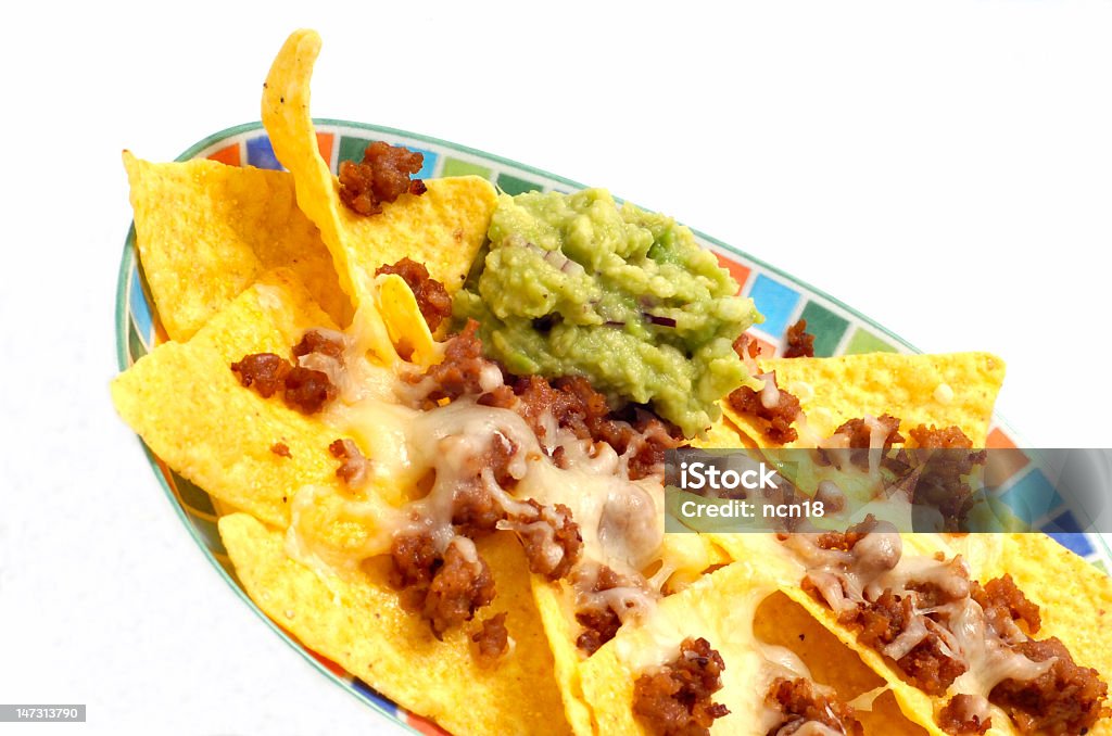 Nachos et une sauce à l'avocat - Photo de Aliment libre de droits