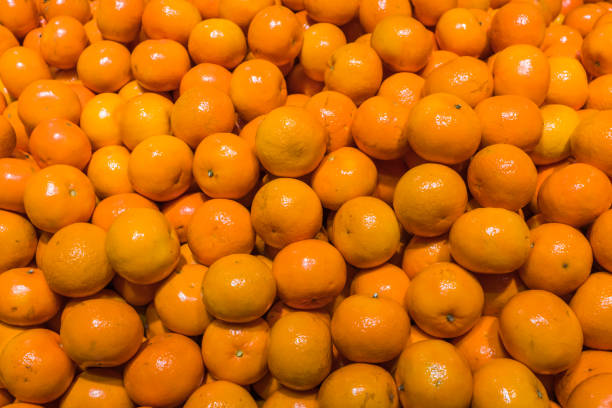 mucchi di arance - citrus fruit portion grapefruit fruit foto e immagini stock