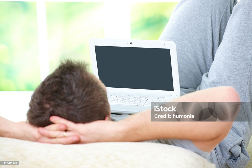 Mann entspannend mit laptop - Lizenzfrei Behaglich Stock-Foto