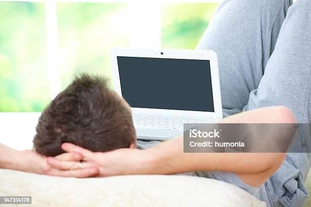 Mann Entspannend Mit Laptop Stockfoto und mehr Bilder von Behaglich - Behaglich, Computer, Computerbildschirm