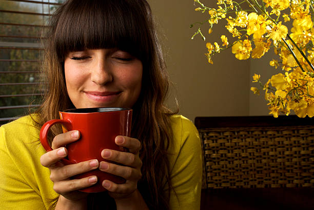 Giovane donna godendo di caffè - foto stock